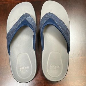 Abeo flip flops. Navy straps. Looks good with jeans. Size 10 N. Never worn!!